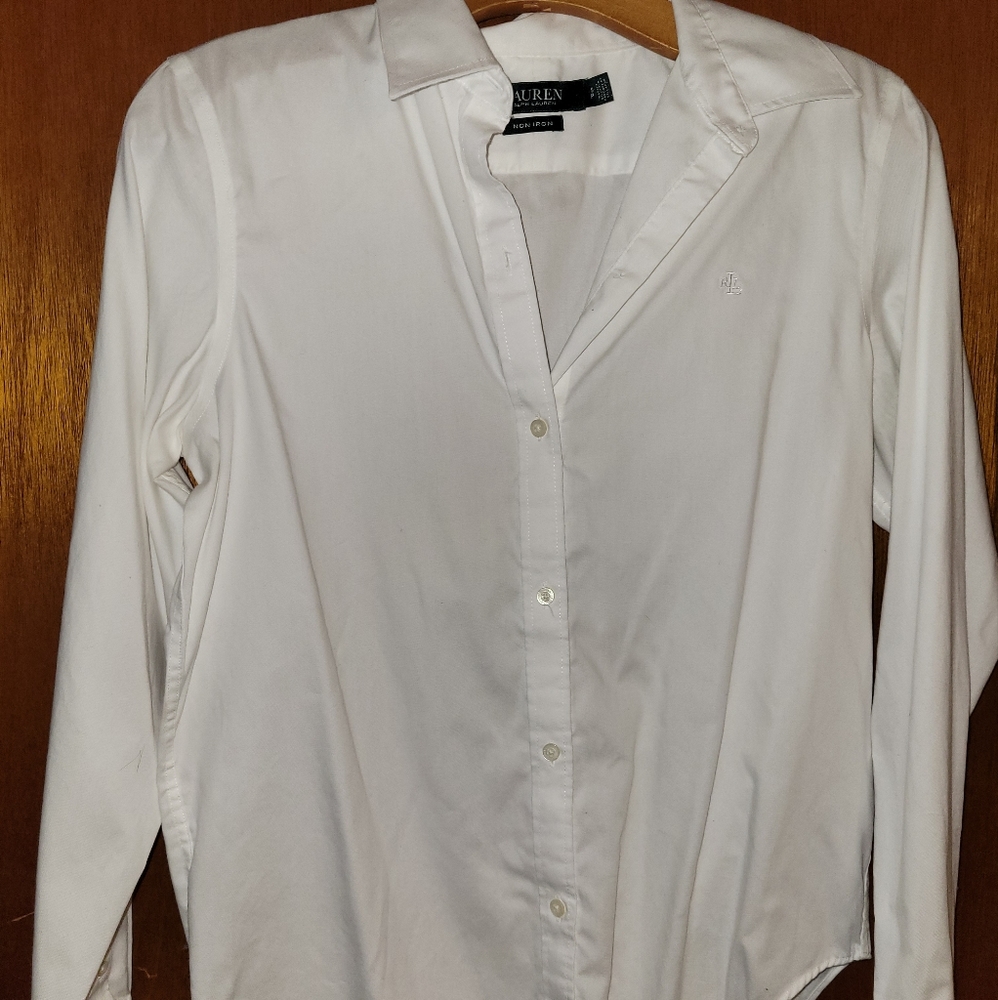 Ralph Lauren Botton Down. No stain and No damage. Just like the posted pictures.
